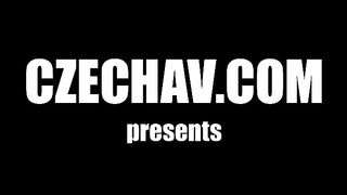Задорно празднуют день рождения в очень тесной и дружной компании голышом